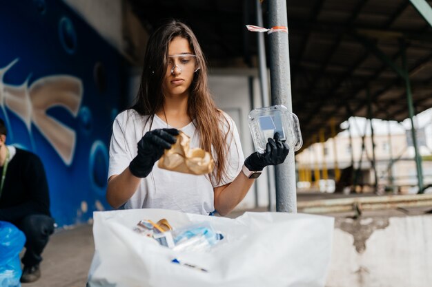 Mujer joven clasificación de basura. Concepto de reciclaje. Cero desperdicio