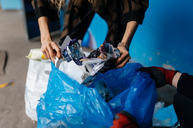 Mujer joven clasificación de basura. Concepto de reciclaje. Cero desperdicio