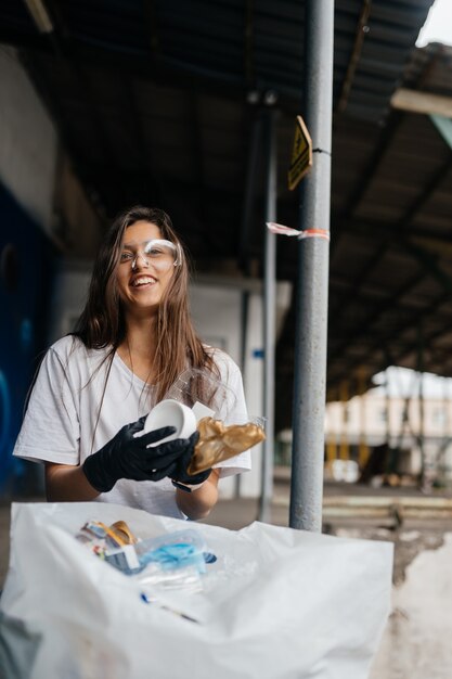 Mujer joven clasificación de basura. Concepto de reciclaje. Cero desperdicio