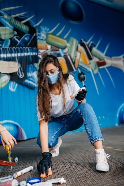 Mujer joven, clasificación, basura