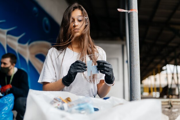 Mujer joven, clasificación, basura