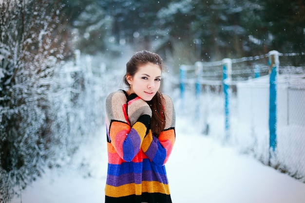 Foto gratuita mujer joven en un clima frío