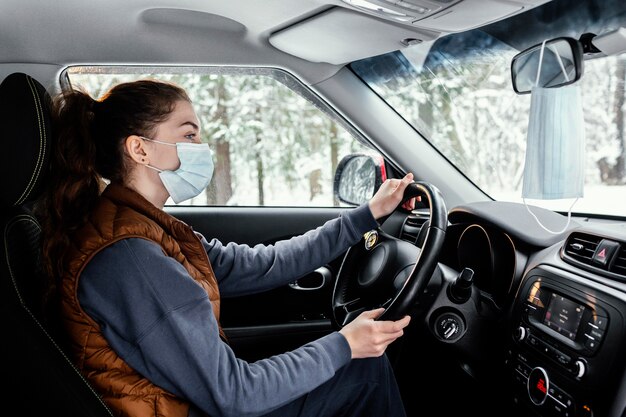 Mujer joven, en coche, conducción