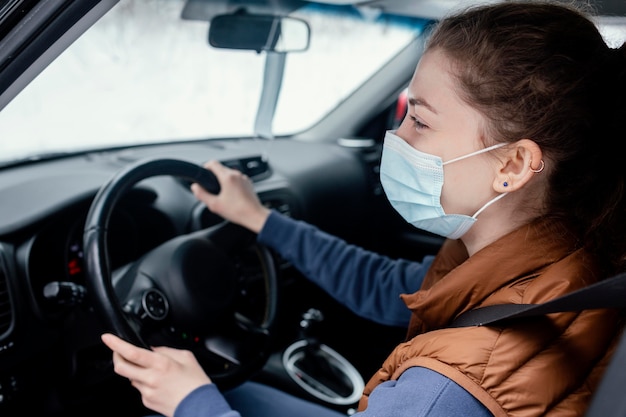 Mujer joven, en coche, conducción