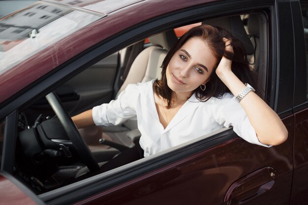 Mujer joven, en coche