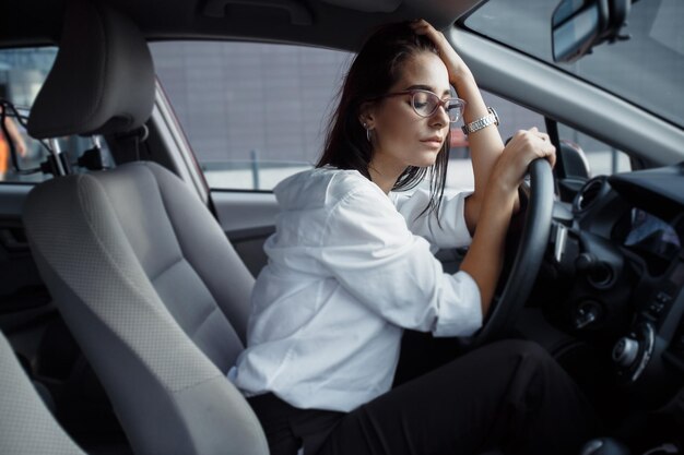 Mujer joven, en coche