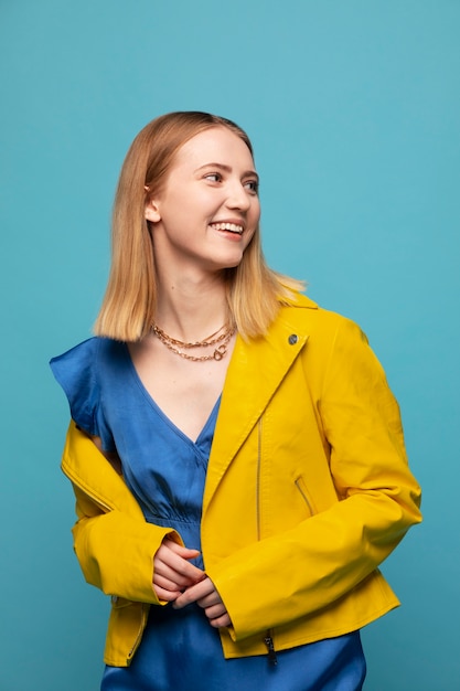 Mujer joven con collar de cadena posando