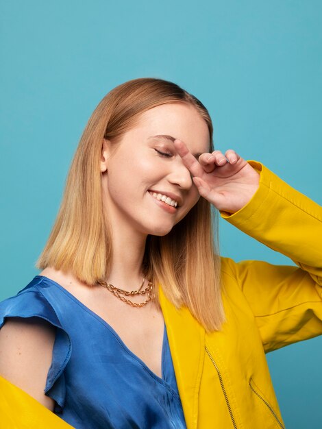 Mujer joven con collar de cadena posando