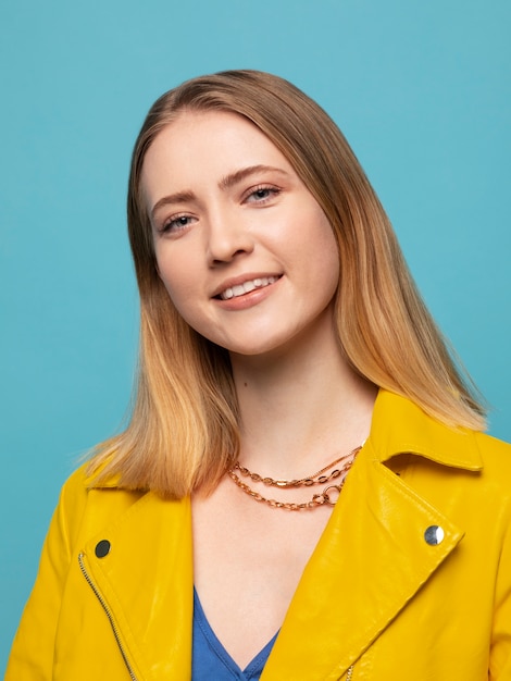 Foto gratuita mujer joven con collar de cadena posando