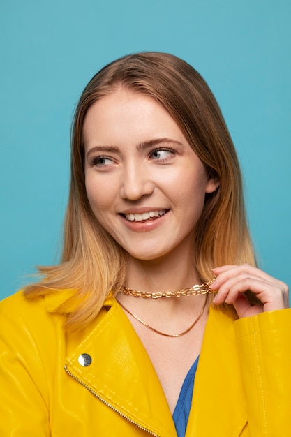 Foto gratuita mujer joven con collar de cadena posando