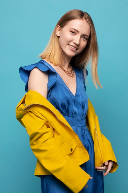 Mujer joven con collar de cadena posando