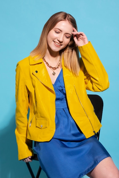 Foto gratuita mujer joven con collar de cadena posando