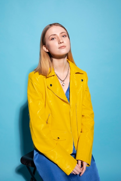 Mujer joven con collar de cadena posando