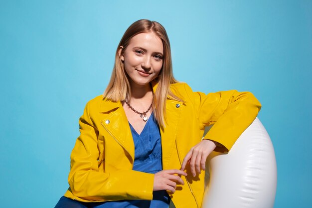 Mujer joven con collar de cadena posando