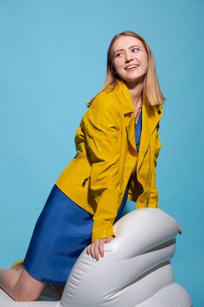 Mujer joven con collar de cadena posando