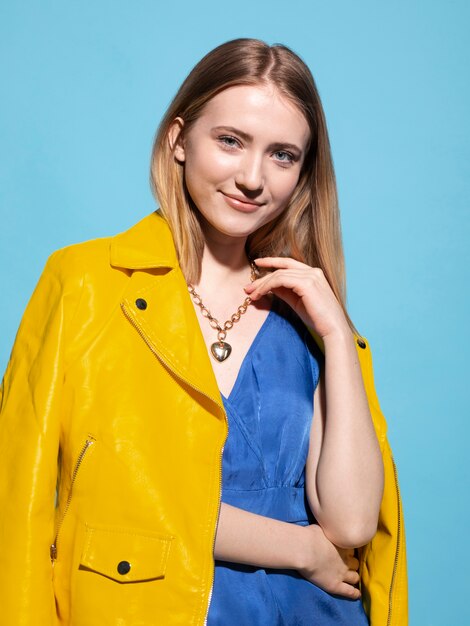 Mujer joven con collar de cadena posando