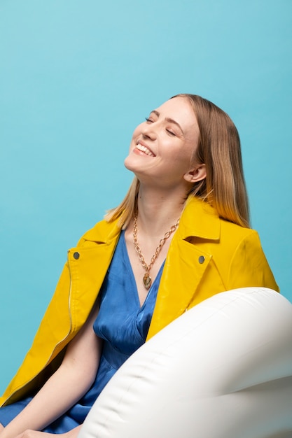 Foto gratuita mujer joven con collar de cadena posando