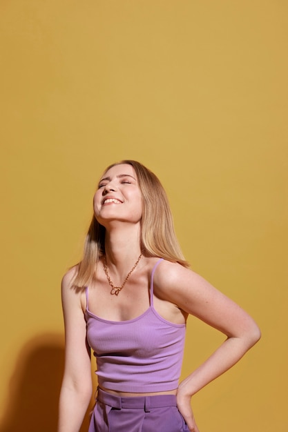 Mujer joven con collar de cadena posando