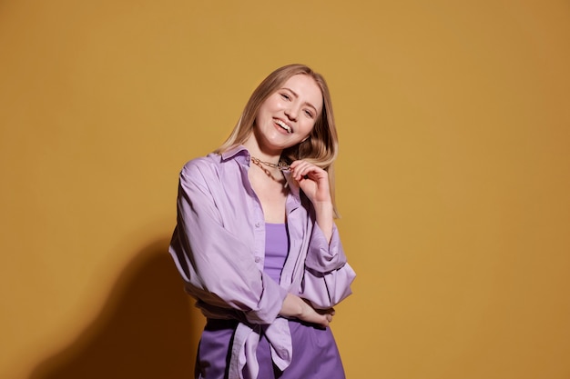 Mujer joven con collar de cadena posando