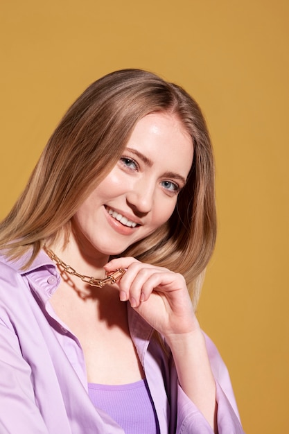 Foto gratuita mujer joven con collar de cadena posando