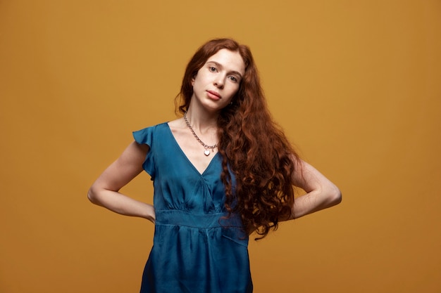 Foto gratuita mujer joven con collar de cadena posando