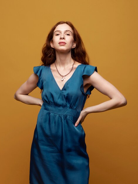 Mujer joven con collar de cadena posando