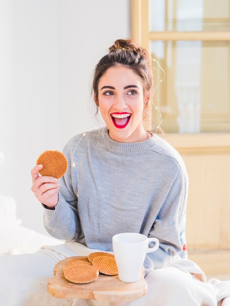 Mujer joven en comer gris