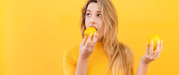 Mujer joven, comida, fruta