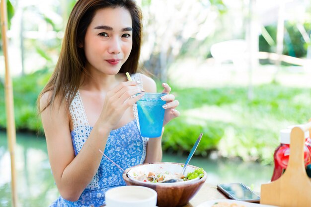 Mujer joven, comida sana