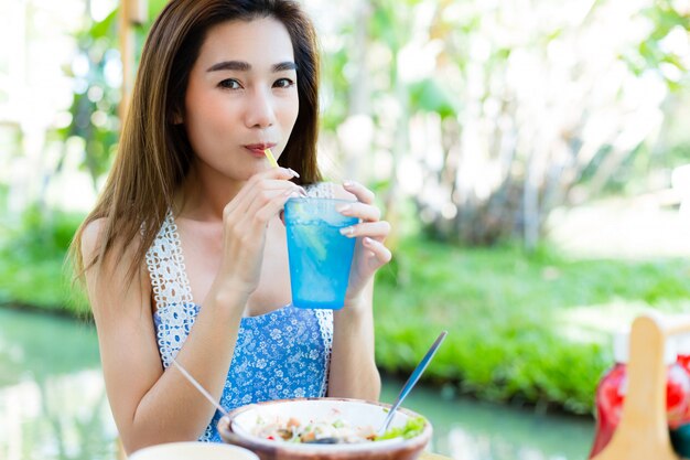 Mujer joven, comida sana