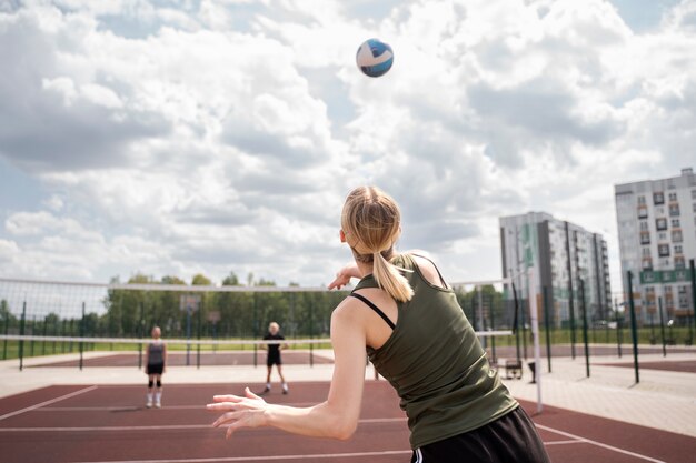 Mujer joven como jugadora de voleibol