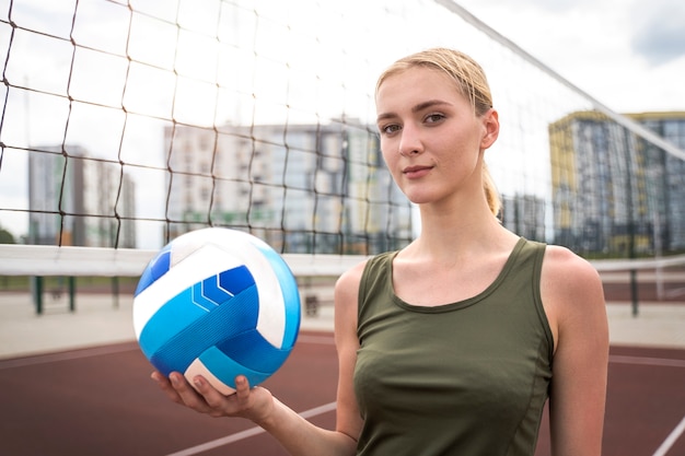 Foto gratuita mujer joven como jugadora de voleibol