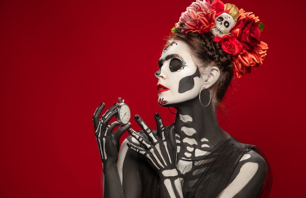 Mujer joven como Santa Muerte Santa muerte