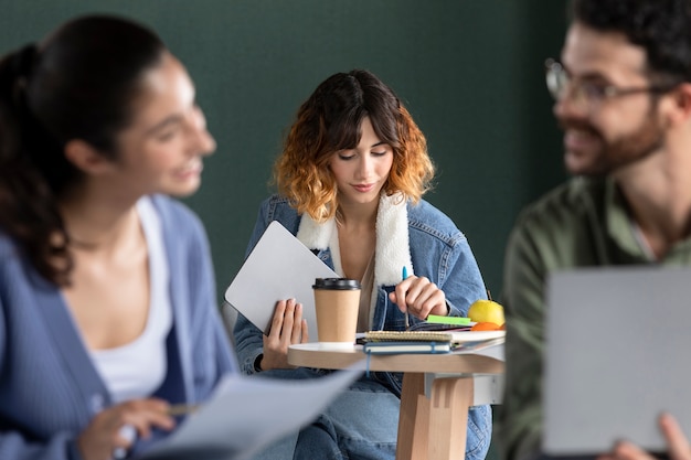 Mujer joven comparando sus notas con información de internet