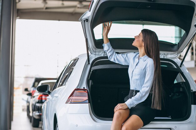 Mujer joven, compra, un, coche