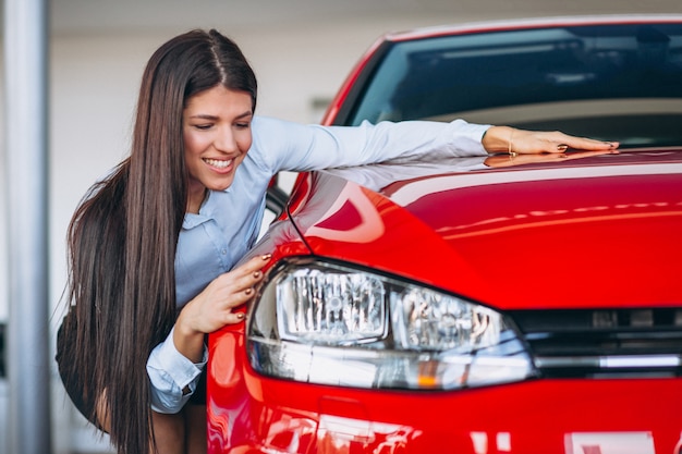 Foto gratuita mujer joven, compra, un, coche