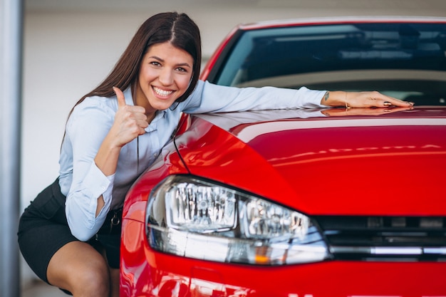 Mujer joven, compra, un, coche