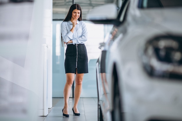 Mujer joven, compra, un, coche