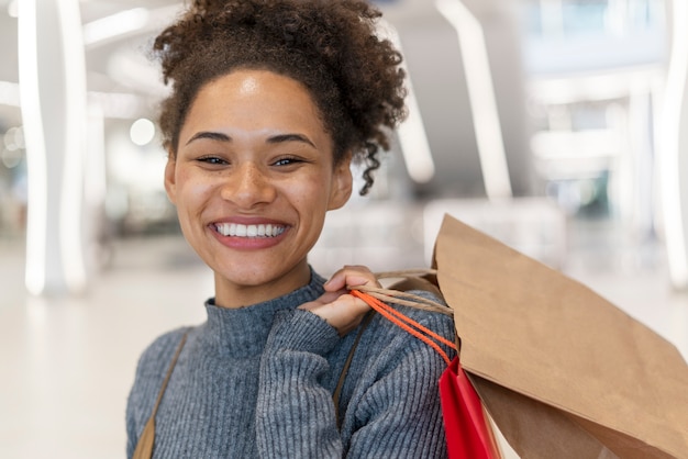 Foto gratuita mujer joven, compras, para, ropa