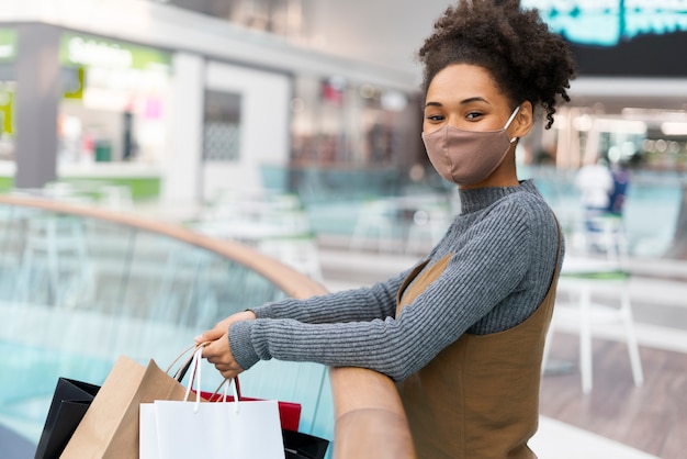 Mujer joven, compras, para, ropa