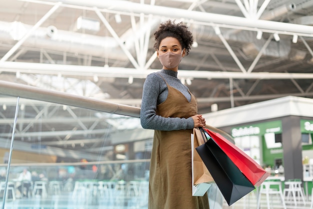 Mujer joven, compras, para, ropa