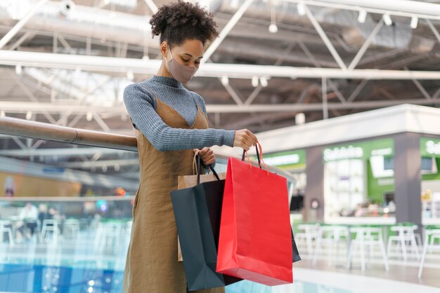 Mujer joven, compras, para, ropa