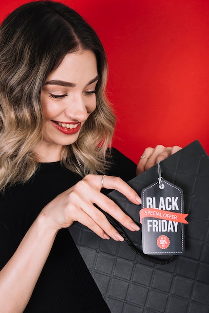 Mujer joven con compras el viernes negro