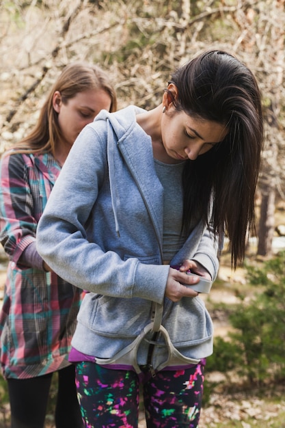 Mujer joven concentrada colocando las cuerdas