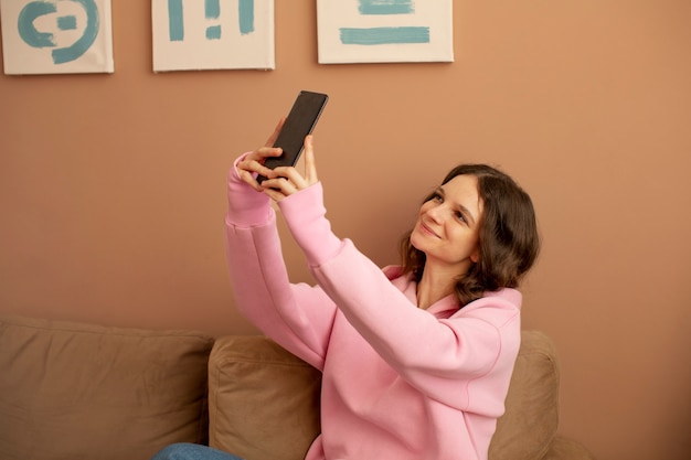 Mujer joven conectada a su teléfono inteligente