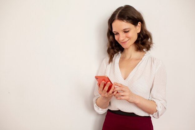 Mujer joven conectada a su teléfono inteligente