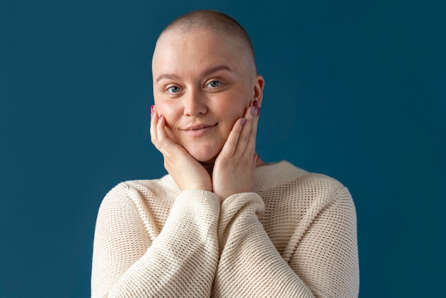 Foto gratuita mujer joven confiada que lucha contra el cáncer de mama