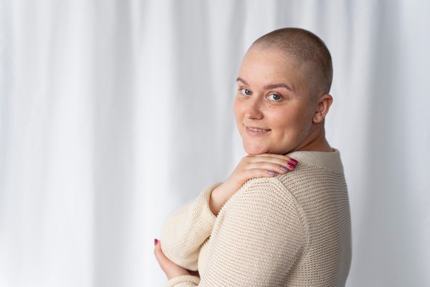 Mujer joven confiada que lucha contra el cáncer de mama