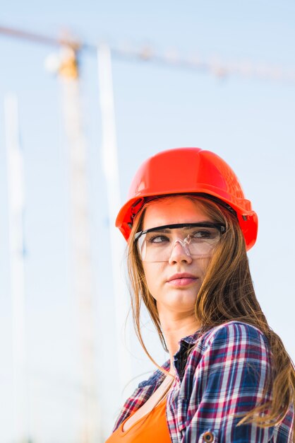 Mujer joven constructor en el sitio