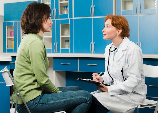 Mujer joven, en, consultorio médico